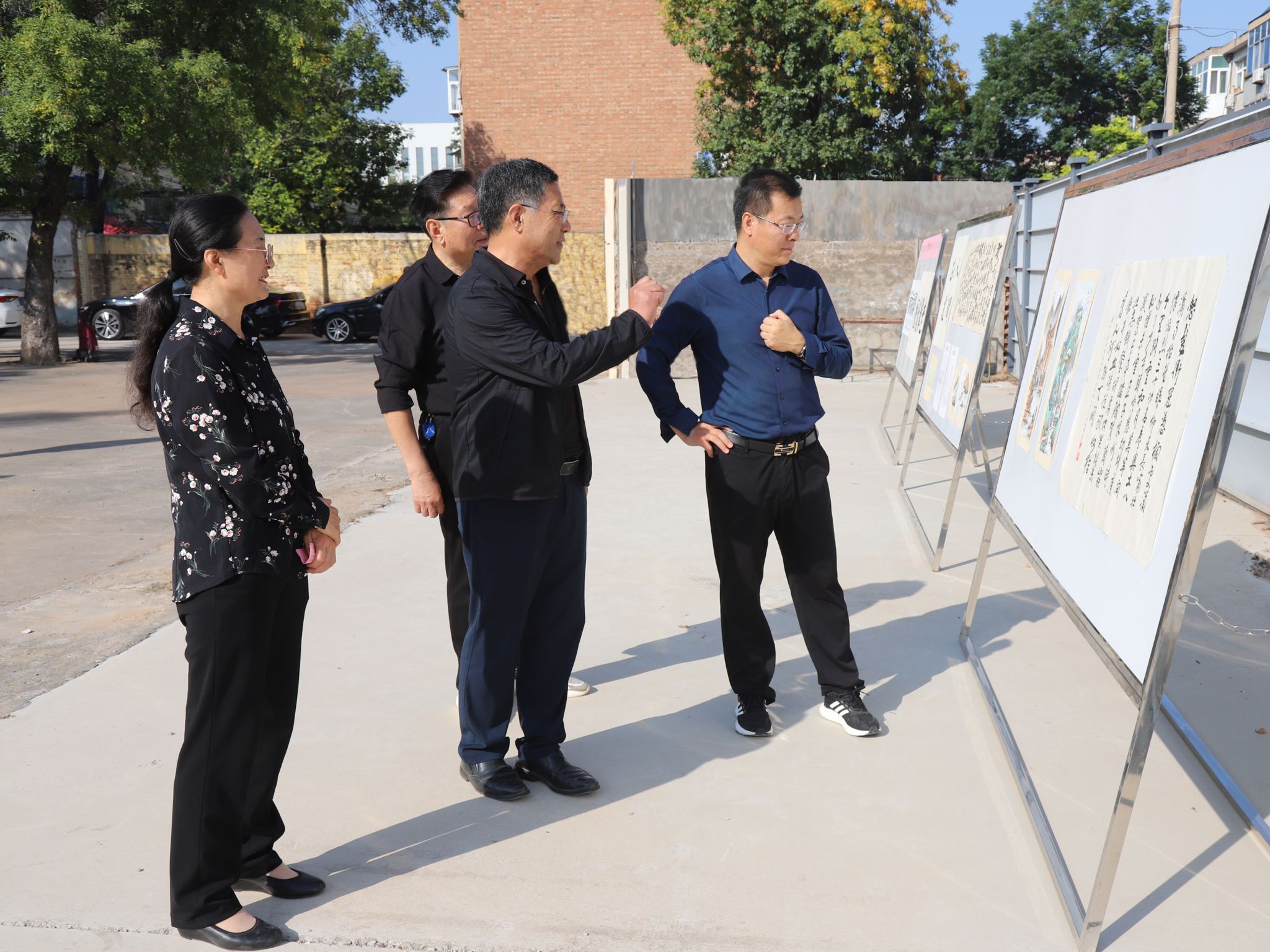 情暖金秋忆初心 礼赞祖国展风采——我校举办2025年离退休职工秋季趣味运动会暨书画摄影作品展